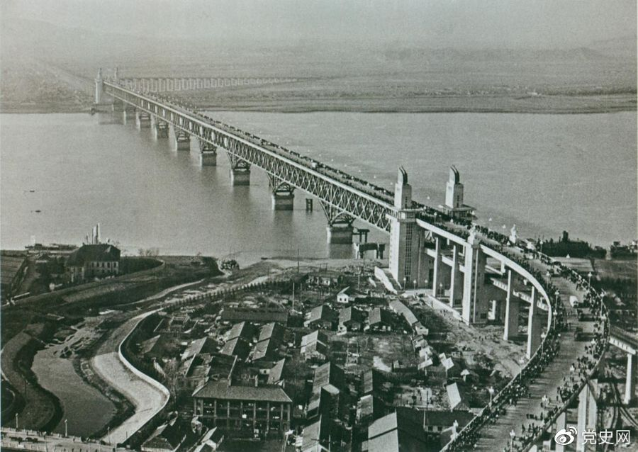 1968年12月29日， 南京長江大橋全面建成通車。這是當(dāng)時中國自行設(shè)計建造的最大的鐵路、公路兩用橋。